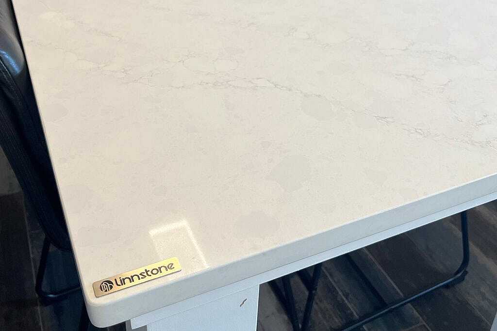 Embracing the Wild: The Transformational Beauty of Linnstone's 5015 Byron White and 6073 Eiger Mist Stone Surfaces 4 Linnstone Surfaces 5015 Byron White