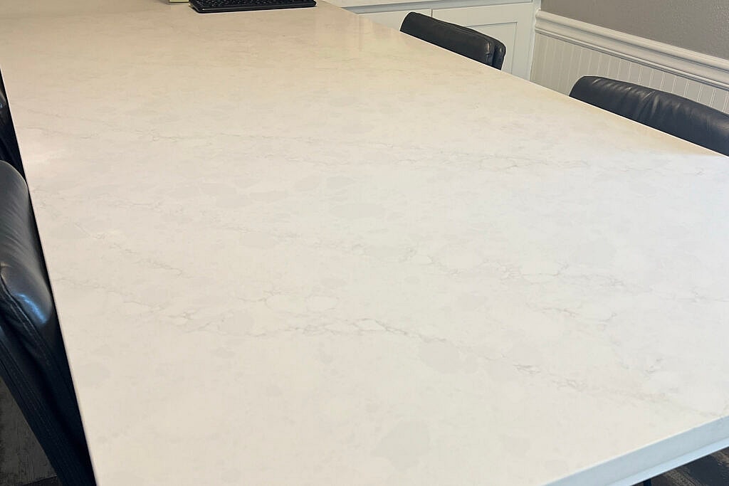 Embracing the Wild: The Transformational Beauty of Linnstone's 5015 Byron White and 6073 Eiger Mist Stone Surfaces 3 Linnstone Surfaces 5015 Byron White