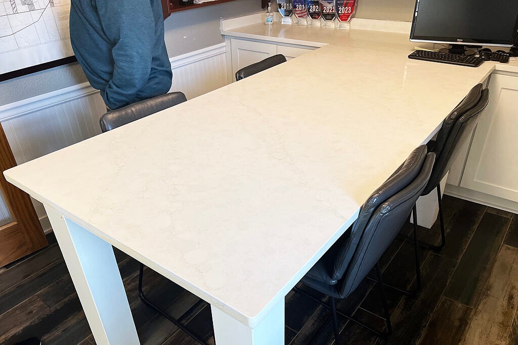 Embracing the Wild: The Transformational Beauty of Linnstone's 5015 Byron White and 6073 Eiger Mist Stone Surfaces 6 Linnstone Surfaces 5015 Byron White