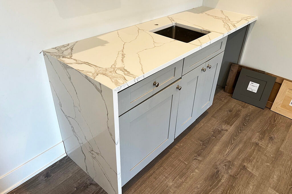 Embracing the Wild: The Transformational Beauty of Linnstone's 5015 Byron White and 6073 Eiger Mist Stone Surfaces 5 Linnstone Surfaces 6073 Eiger Mist