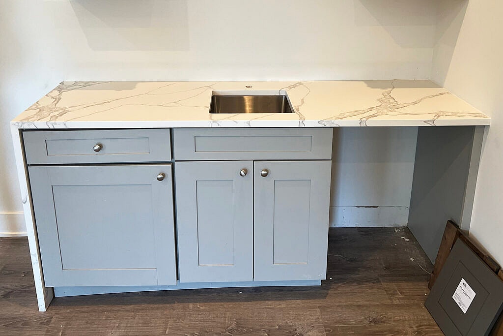 Embracing the Wild: The Transformational Beauty of Linnstone's 5015 Byron White and 6073 Eiger Mist Stone Surfaces 1 Linnstone Surfaces 6073 Eiger Mist