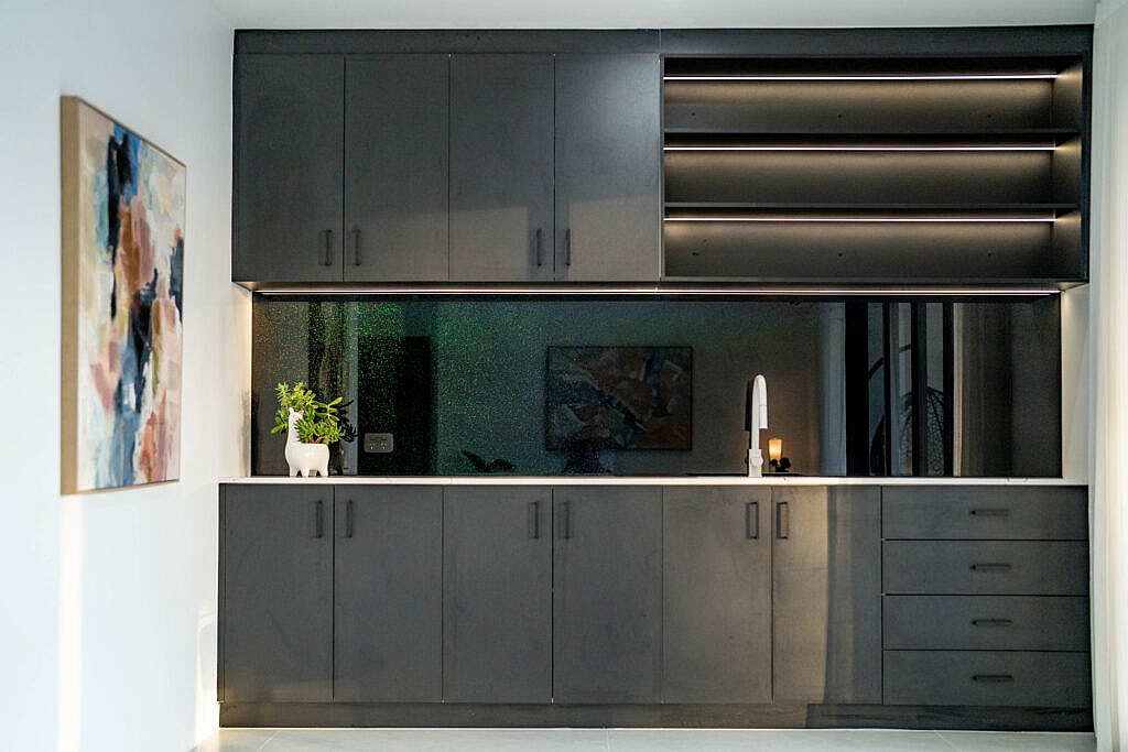 Resilience in Harmony: The 6027 Seaford Stone Surface 13 Stone Surfaces 6027 Seaford