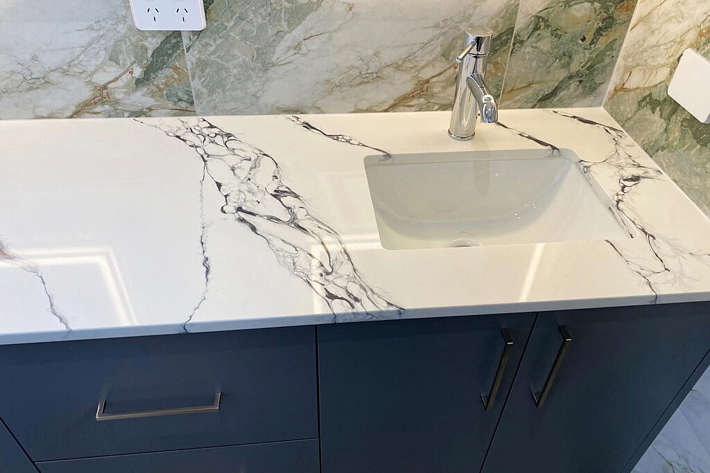 Punaluu 6022 – The Art of Silica Free Stone: Where Elegance Meets Mystery 1 Linnstone Surfaces 6022 Punaluu
