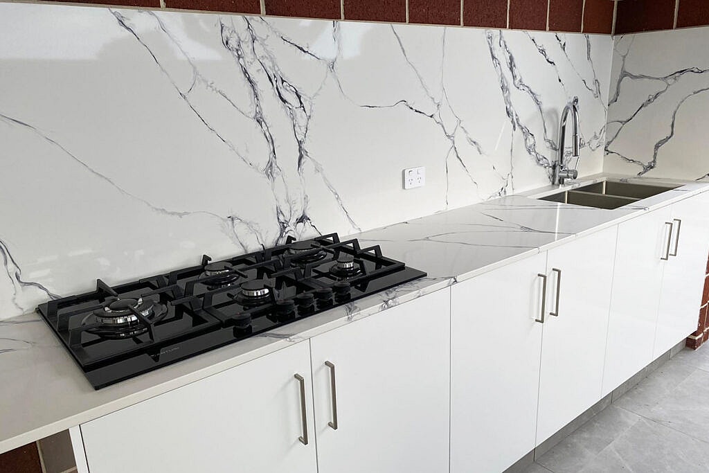 Punaluu 6022 – The Art of Silica Free Stone: Where Elegance Meets Mystery 3 Linnstone Surfaces 6022 Punaluu