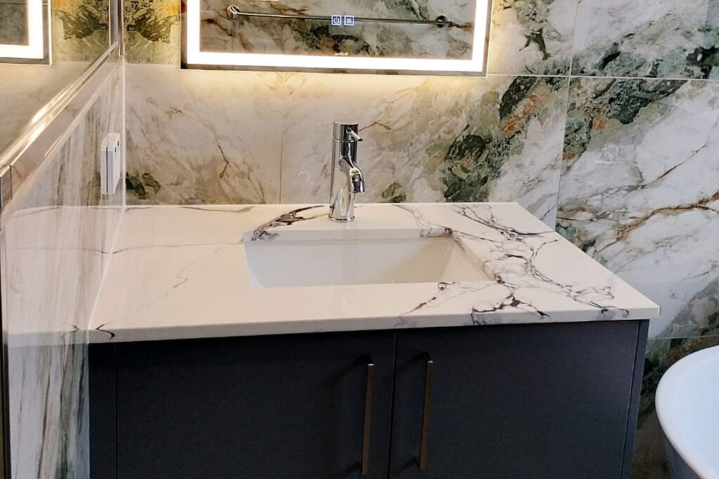 Punaluu 6022 – The Art of Silica Free Stone: Where Elegance Meets Mystery 5 Linnstone Surfaces 6022 Punaluu