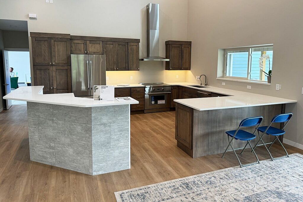 Dual Wonders of Stone Surfaces: The Exquisite Showcase of 5107 Vinson Crest and 6073 Eiger Mist 6 Linnstone Surfaces 5107 Vinson Crest
