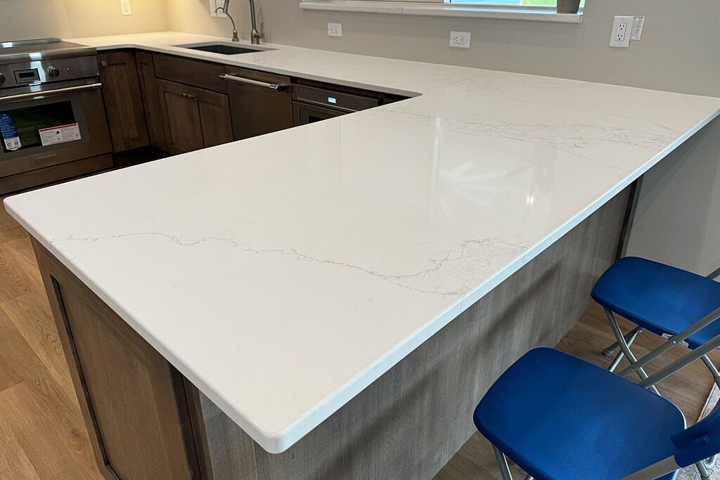 Dual Wonders of Stone Surfaces: The Exquisite Showcase of 5107 Vinson Crest and 6073 Eiger Mist 5 Linnstone Surfaces 5107 Vinson Crest