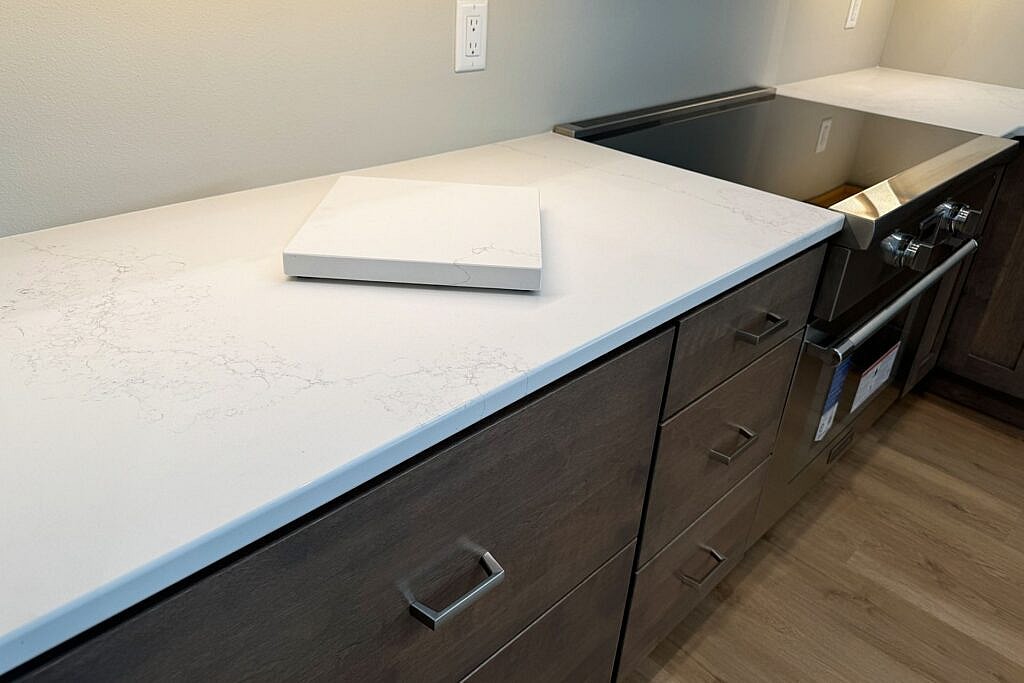 Dual Wonders of Stone Surfaces: The Exquisite Showcase of 5107 Vinson Crest and 6073 Eiger Mist 4 Linnstone Surfaces 5107 Vinson Crest
