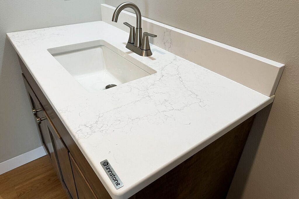 Dual Wonders of Stone Surfaces: The Exquisite Showcase of 5107 Vinson Crest and 6073 Eiger Mist 2 Linnstone Surfaces 5107 Vinson Crest